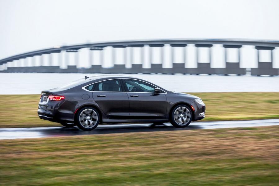  Chrysler 200 2015 года  (фото 11 из 207)